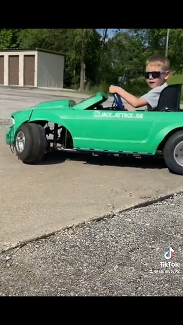 Little bro swangin 😎