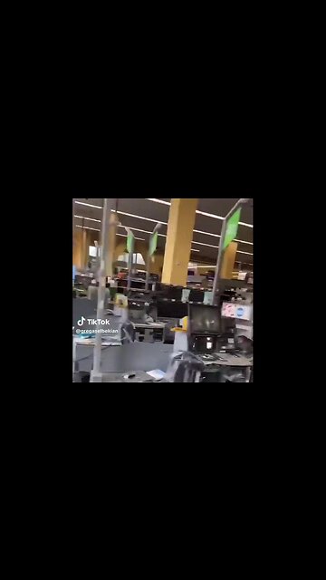 Clown World ™ - A second Chicago WalMart has been looted