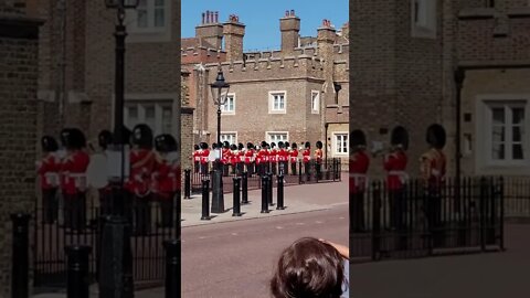 The Queen's Guard band plays in to the danger zone #stjamespalace