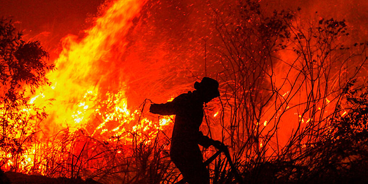 Indonesia Se declara un gran incendio en un depósito de combustible de Yakarta, Indonesia.