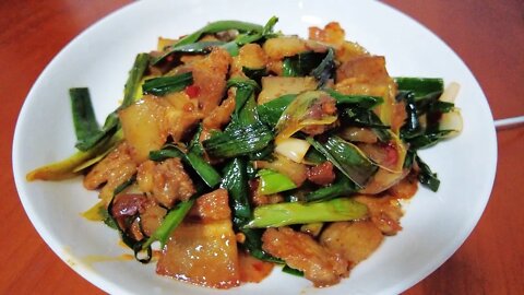 蒜苗回锅肉的家常做法，一天学做一个菜，很快就会做菜了 Twice-cooked pork with garlic sprouts, learn to cook Chinese home cooking