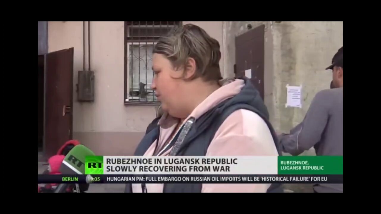 Rubezhnoe in Lugansk Republic slowly returns to life, people cook outside the bombing shelters