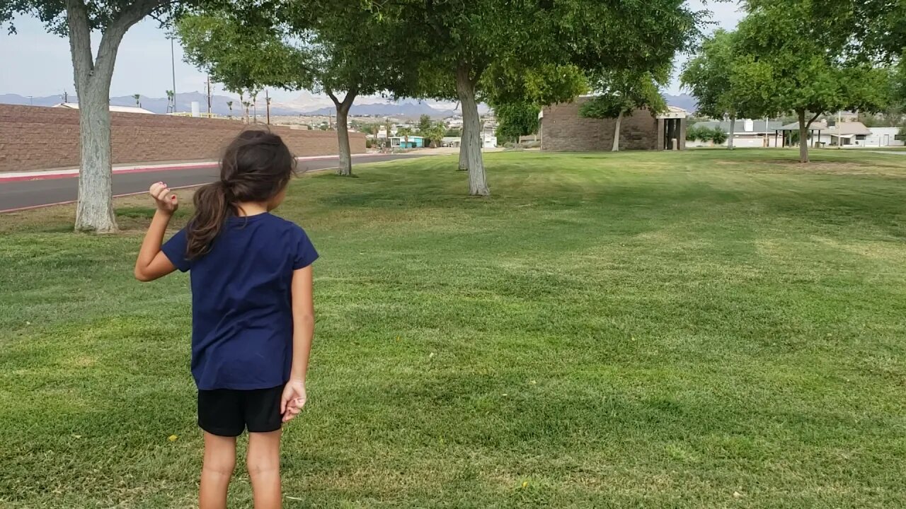 8 yr old girl challenges 55 yr old man to race 🏁🤣❤