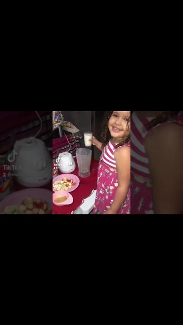 Fiz Vitamina de banana 😜 😜 Ficou uma DELICIA !!! Com Morango e Chocolate !!! #shorts