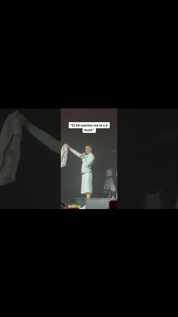 MAHMOOD LEGGE LA DEDICA SULLA MAGLIA. Da non credeci!