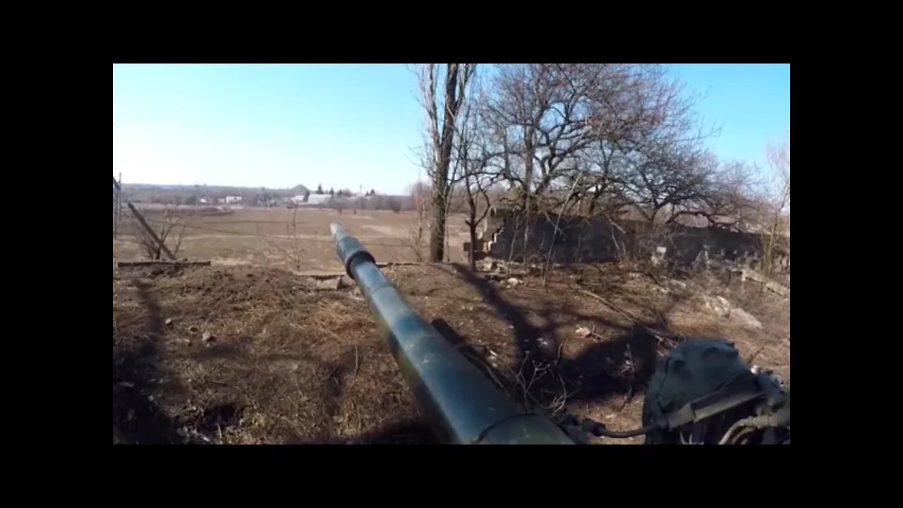 DPR Tank Crew Destroys Ukrainian Sniper Nest Before He Could Change Positions