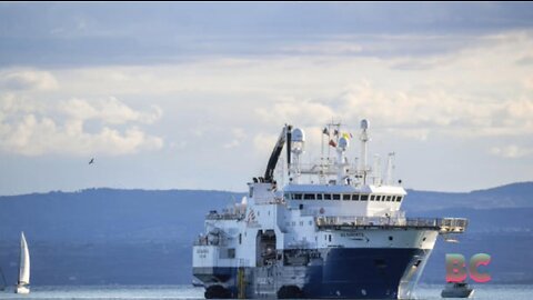 Ship refuses to leave Italy port until all migrants are off