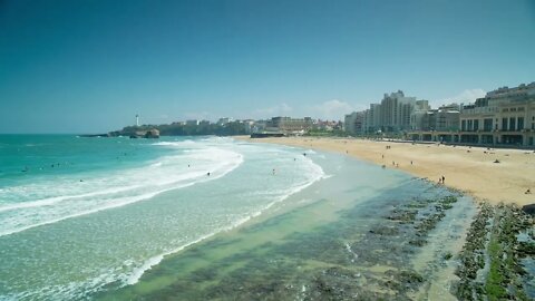 Ocean waves bursting