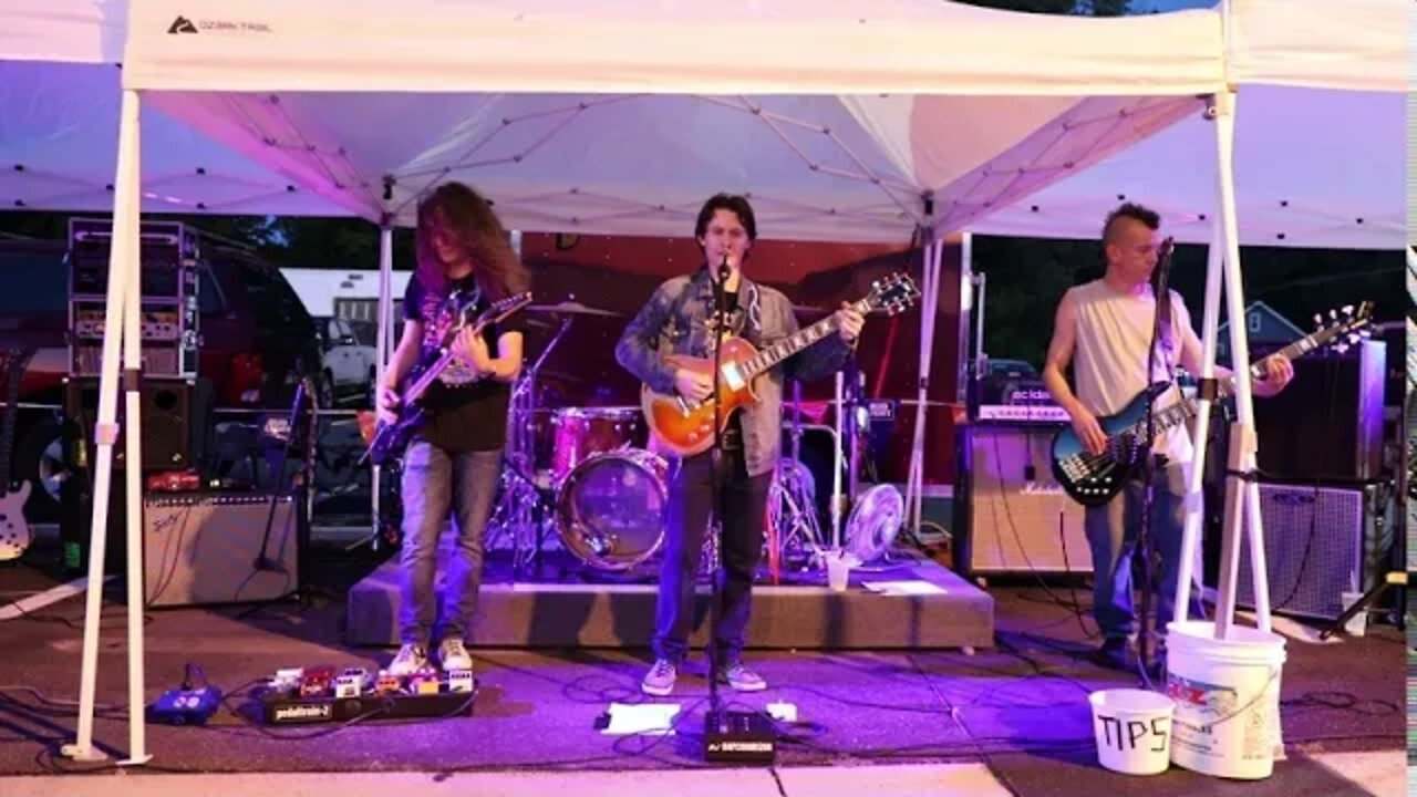 Round & Round performed by the Ratt Experience
