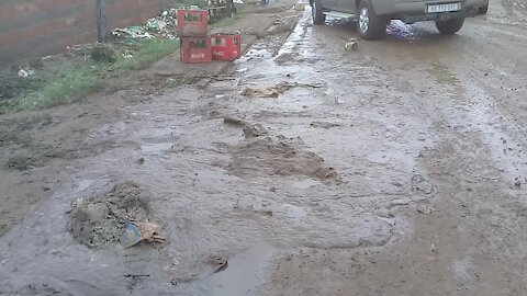 SOUTH AFRICA - KwaZulu-Natal - Nomusa Dube visits a flooded KwaMashu (Videos) (Qyq)