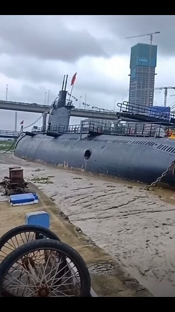 Submarine turns up on Chinese streets