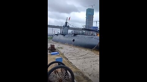 Submarine turns up on Chinese streets