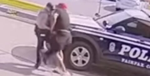 The moment a man was killed who attacked a policeman