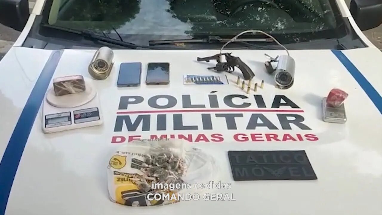 Dupla presa com 65 pedras de crack, dinheiro e outros materiais no Mãe de Deus em Gov. Valadares