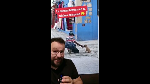 Hombre sin hogar alimenta a perrito con lo poco que tiene 😭