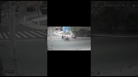 LADRÃO E MORTO TENTANDO ROUBAR MOTO DE POLÍCIA CÂMERA DE SEGURANÇA vídeo 1