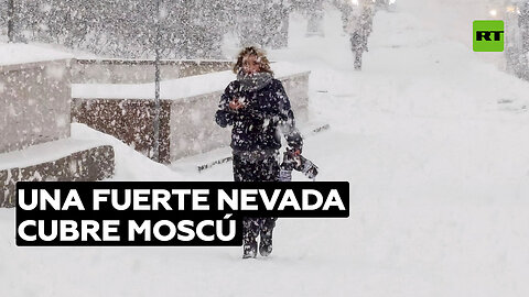 Una fuerte nevada cubre Moscú