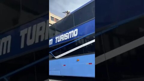 ACONTECE: ÔNIBUS LD DA MARCOPOLO BATE EM VIADUTO