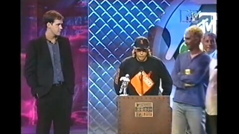 Dave Grohl's emotional speech (1994 MTV Best Alternative Video Award)