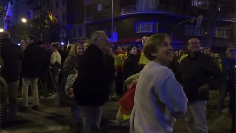 AHORA: PROTESTA CONTRA INVESTIDURA DE PEDRO SÁNDEZ EN LA CALLE FERRAZ, MADRID ESPAÑA