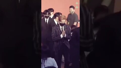 they form a line like lil school kids 🥺, but going in wrong way 😂