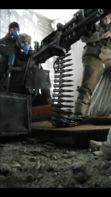 😂 Ukraine war videos: Russian soldier attempting to hold and fire Humvee mounted machine gun