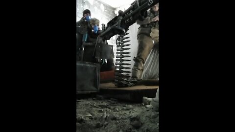 😂 Ukraine war videos: Russian soldier attempting to hold and fire Humvee mounted machine gun