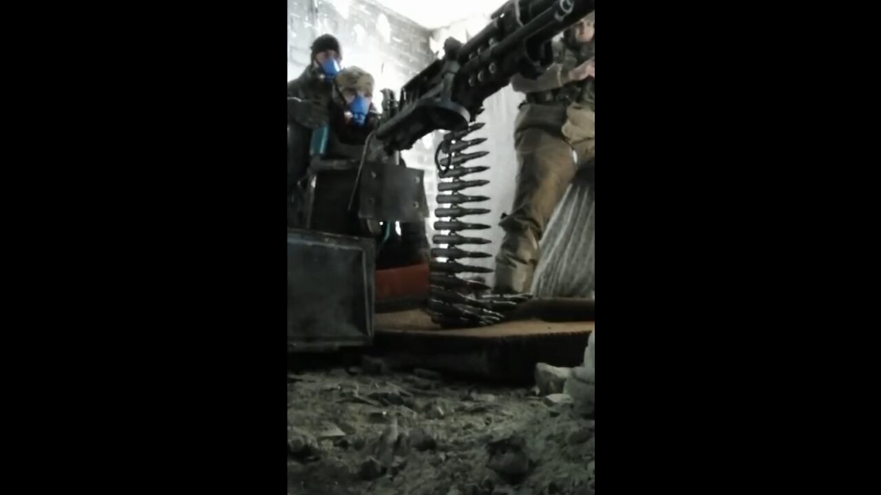 😂 Ukraine war videos: Russian soldier attempting to hold and fire Humvee mounted machine gun