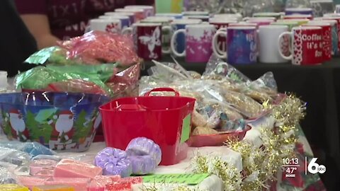 Hollapalooza event helps people get in the holiday spirit