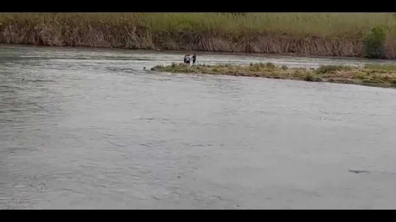 Migrantes en cadena humana cruzan el peligroso río Bravo en Piedras Negras Coahuila (4 Abril 2022)