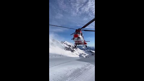 AS-332 Landing on Snowy Mountain