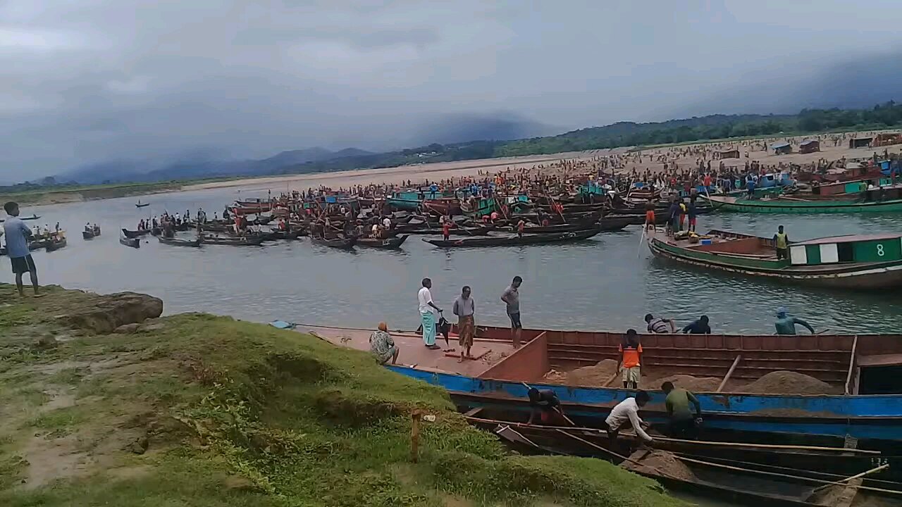 River is coming from India Meghalaya to Bangladesh its very hard work for workers part 2 Bangladesh