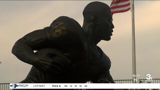 Omaha Central High School unveils statue of sports legend Gale Sayers