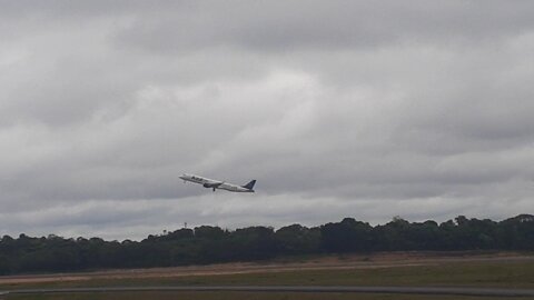 Embraer 195 PR-AYO decola de Manaus para Campinas