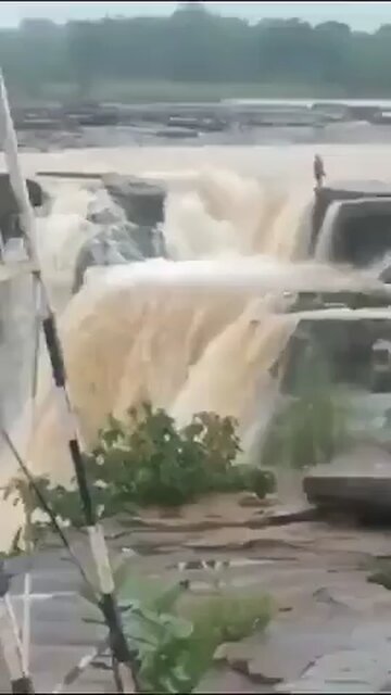 I’m India young woman jumps from waterfall after having mobile taken away but survives 🤯