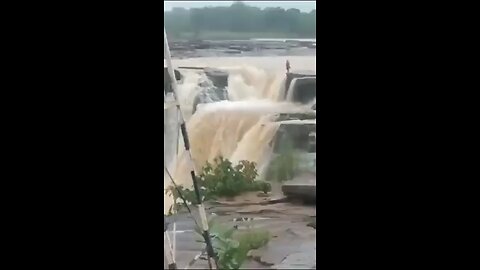 I’m India young woman jumps from waterfall after having mobile taken away but survives 🤯