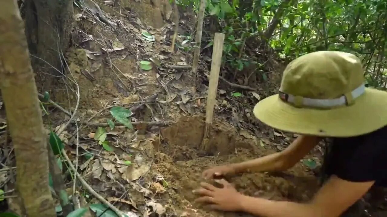 1. In the field, use a shovel to build a safe house underground. It's cool to live in summer!