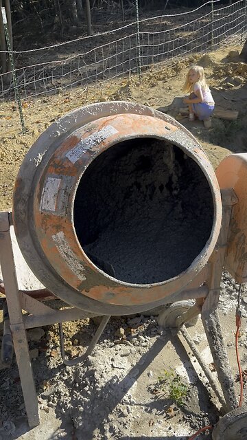 Mixing Concrete 🧱 #concrete #mixer #construction #masonry