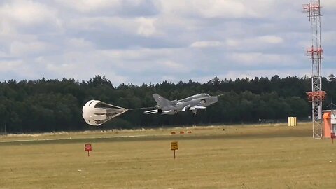 Landing of the Polish Sukhoi Su-22M4 Fitter with early release of the braking parachute, while still