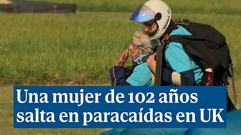 Una mujer de 102 años se convierte en la paracaidista británica de más edad