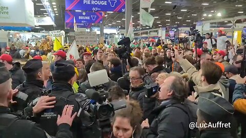 1/Farmers chant "Macron resign" at the international Agricultural Salon Paris