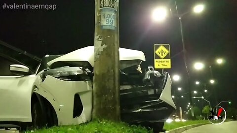 ÔNIBUS IMPRENSA CARRO EM POSTE APÓS COLISÃO EM FRENTE AO CAMPUS I DA UFPB, EM JOÃO PESSOA