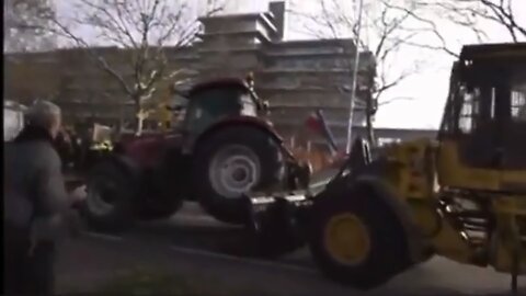 NL: Tyrannical Police Use Digger to Attack Farmers Tractors Before Romeo's Bundle Farmers Into Vans!