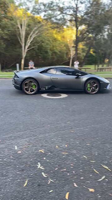 Lamborghini Huracan Turns Up