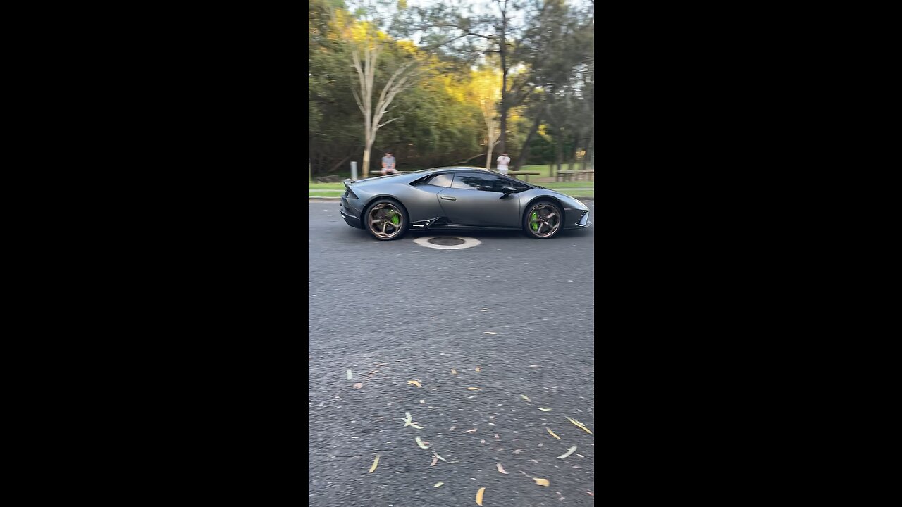 Lamborghini Huracan Turns Up