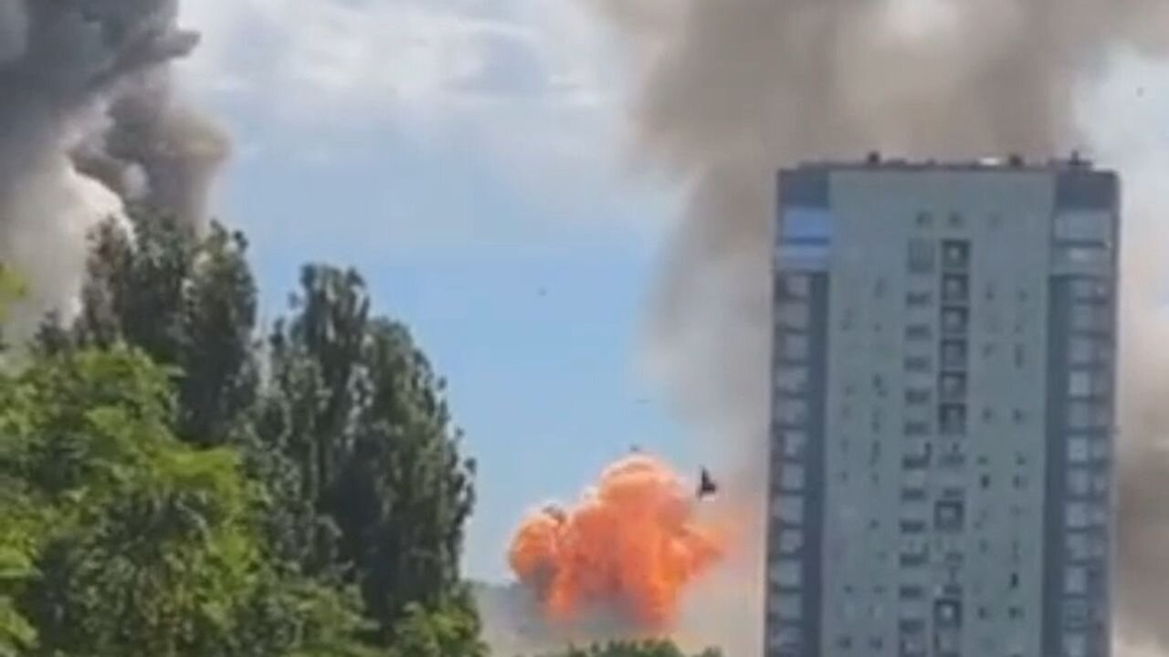 Svědek natočil skutečné údery ruských raket na vojenskou továrnu v Kyjevě!