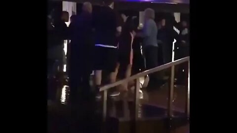 Cueva sendo expulso de casa de show em Santos