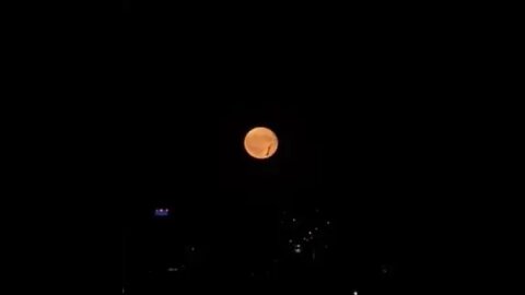 UFO Caught Moving across Moon over London Video