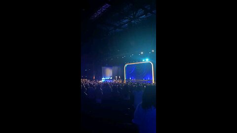 Barack Obama intervenes to remove Joe Biden from the stage after "freezing" while waving to the...
