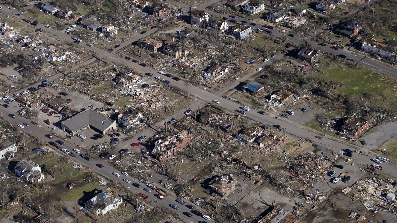 Dozens Killed, Thousands Without Heat, Water After Tornadoes